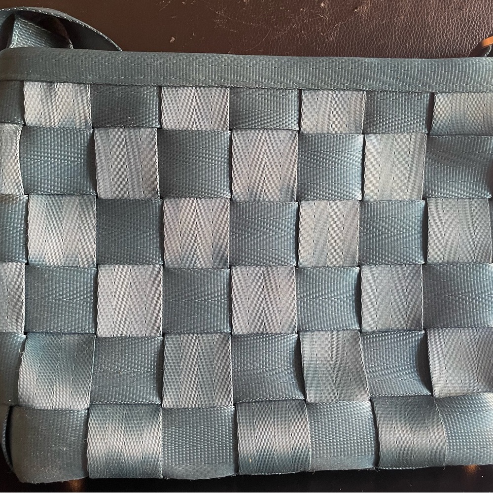 Harvey crossbody tote, gold outlay, dark turquoise. Zipper pocket inside.